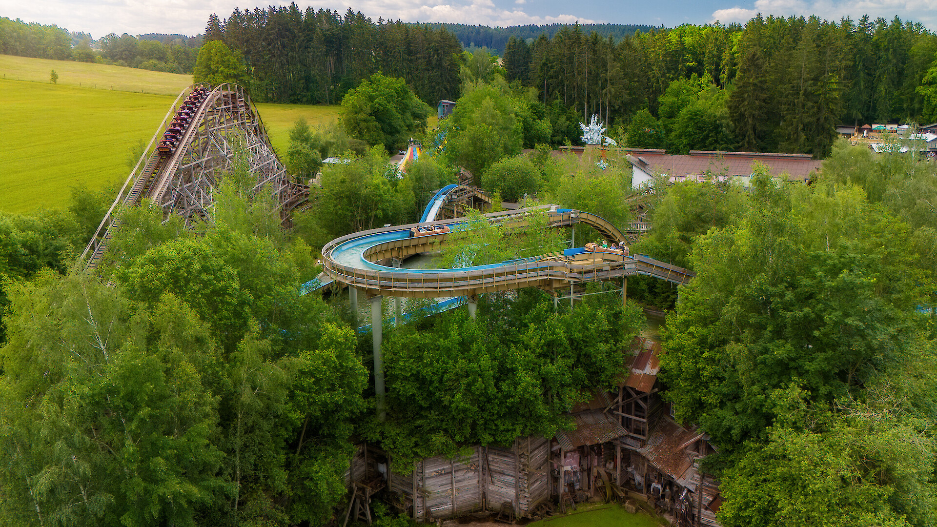 Wildwasserbahn mit Geisterbahn
