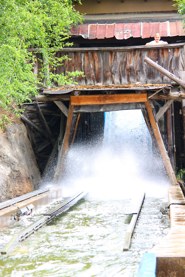 Wildwasserbahn mit Geisterbahn